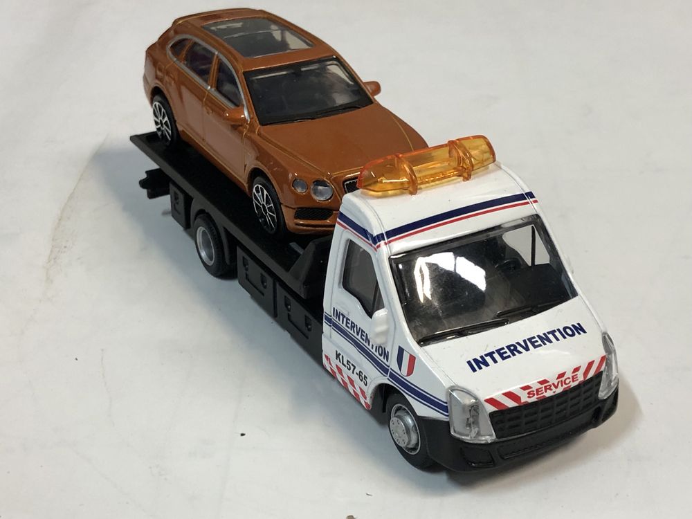 Vendo Reboque com Bentley Bentayga 1:43 da marca bBurago