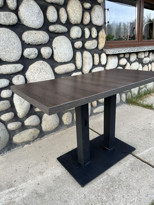 Drewniane stoliki z metalowa podstawa