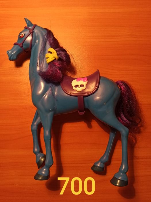 Меблі monster high. Ліжко, ванночка, шафка, туалетний столик, кінь