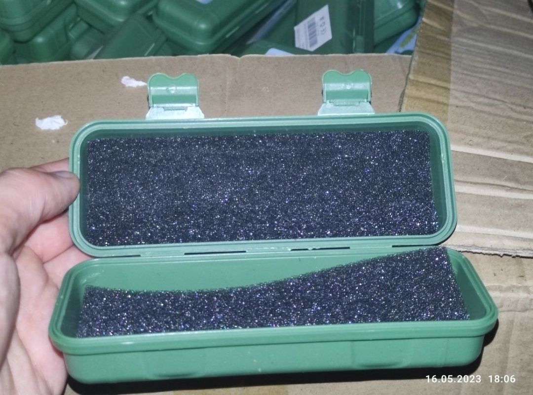 Пусті пластикові коробки, зеленого кольору.