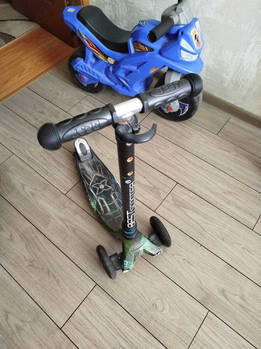 Дитячий самокат трьохколісний