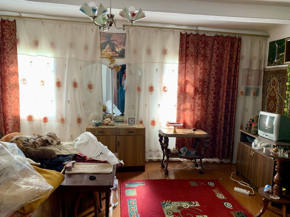 Продаю половину будинку у центрі Гощі