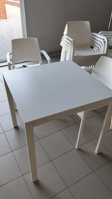 Mesas e cadeiras para café e afins