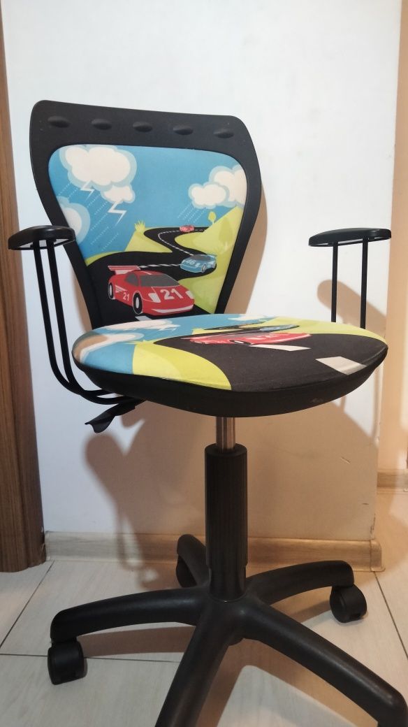Krzesło obrotowe na kółkach dla chłopca z autami
