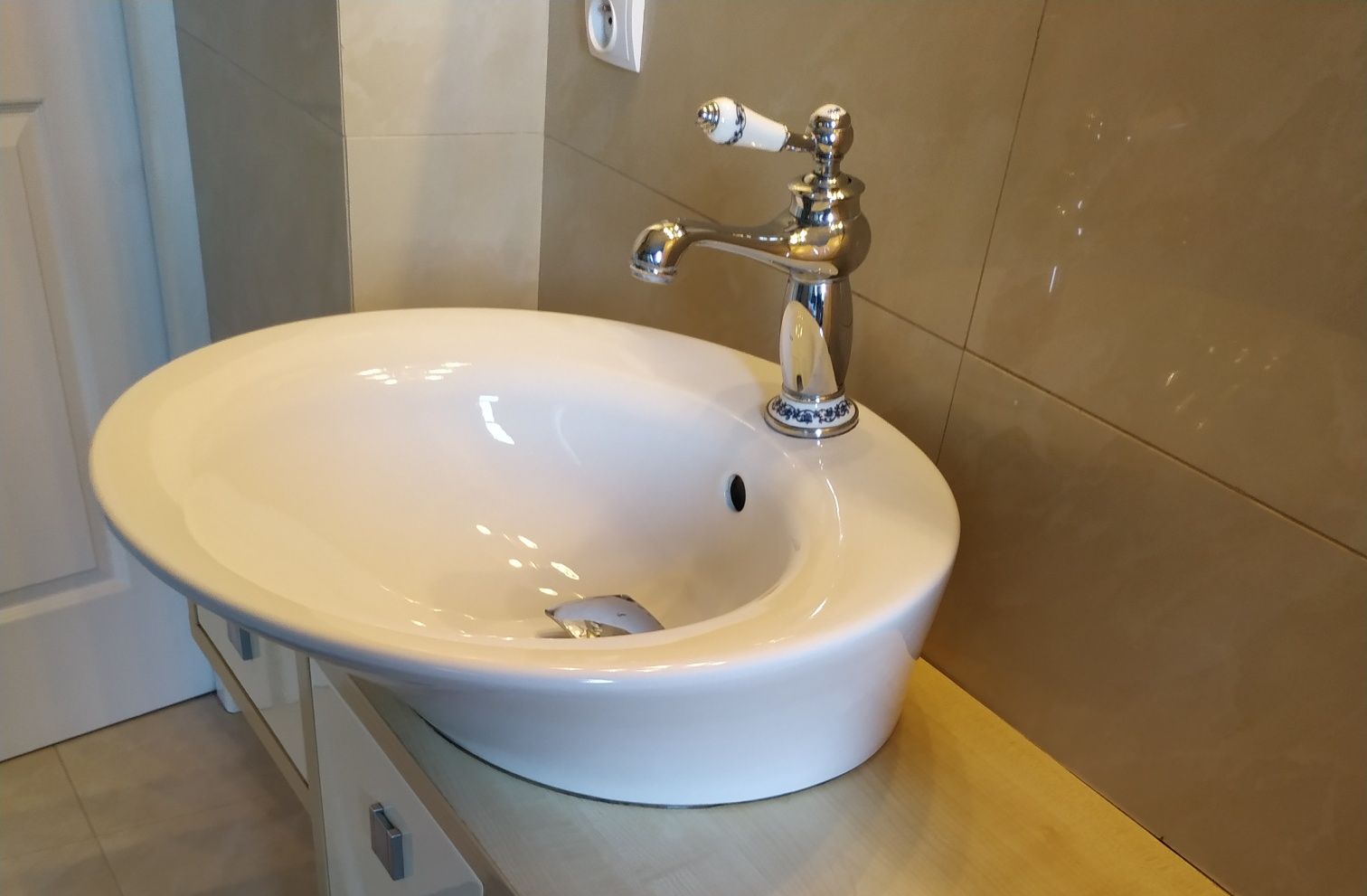 Umywalka ceramiczna nablatowa zjawiskowa