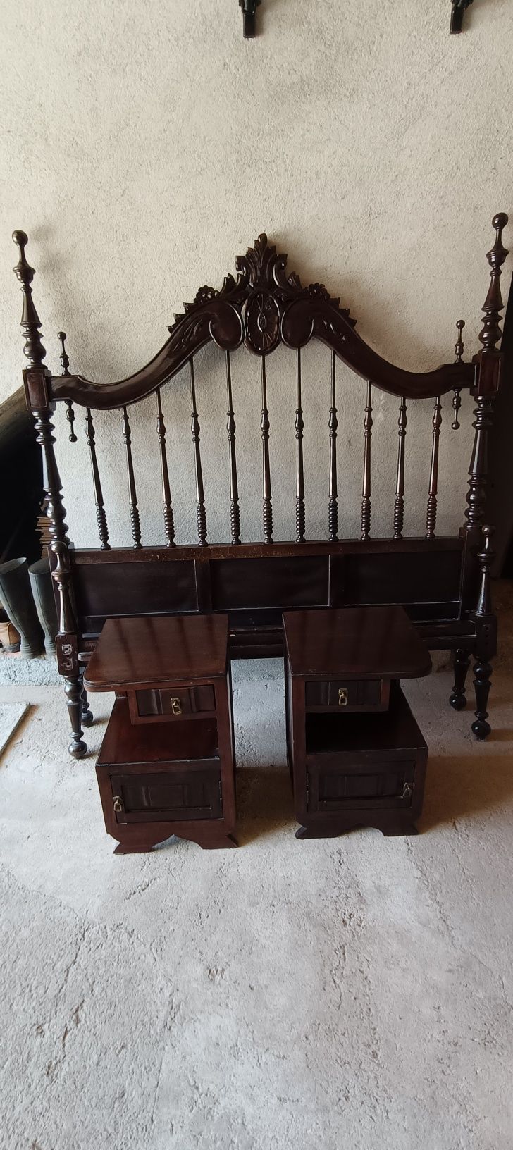 Cama de casal, com mesas de cabeceira