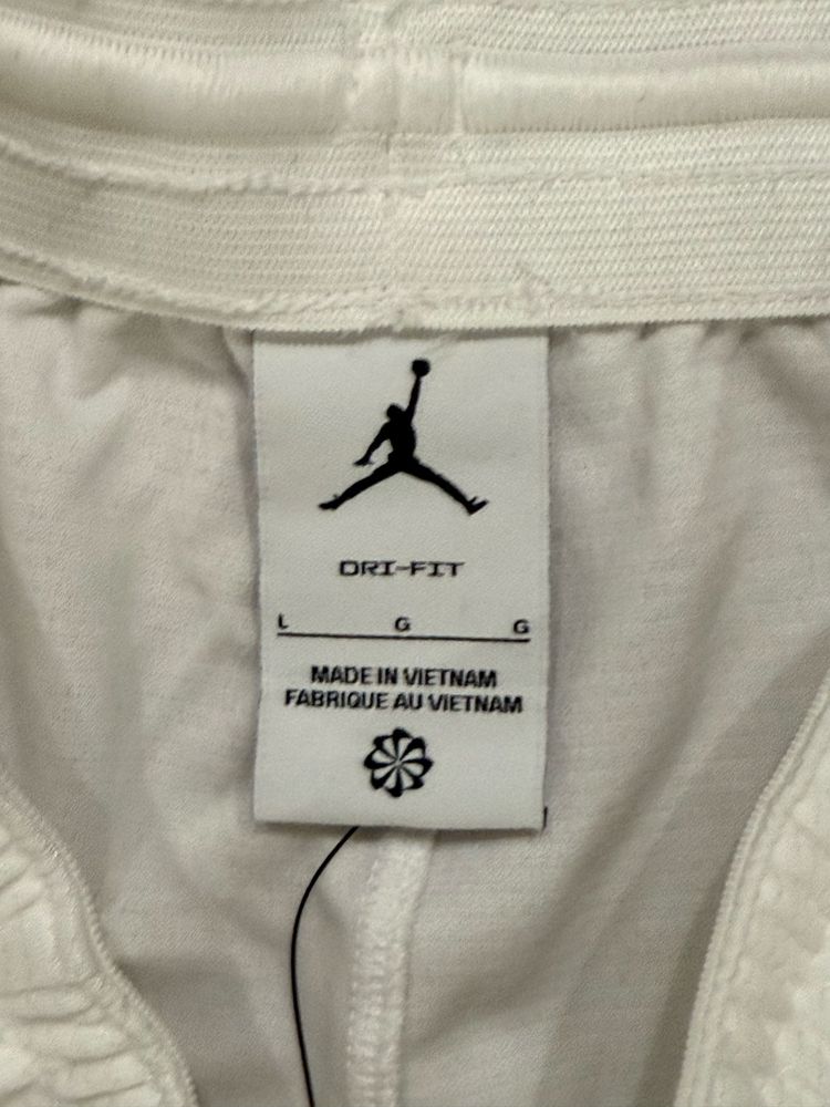 Шорти Nike.