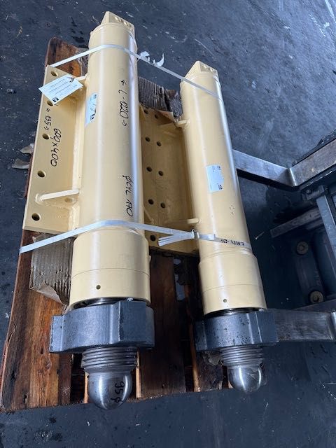 bauer nowe podpory hydrauliczne do maszyny 30 ton komplet