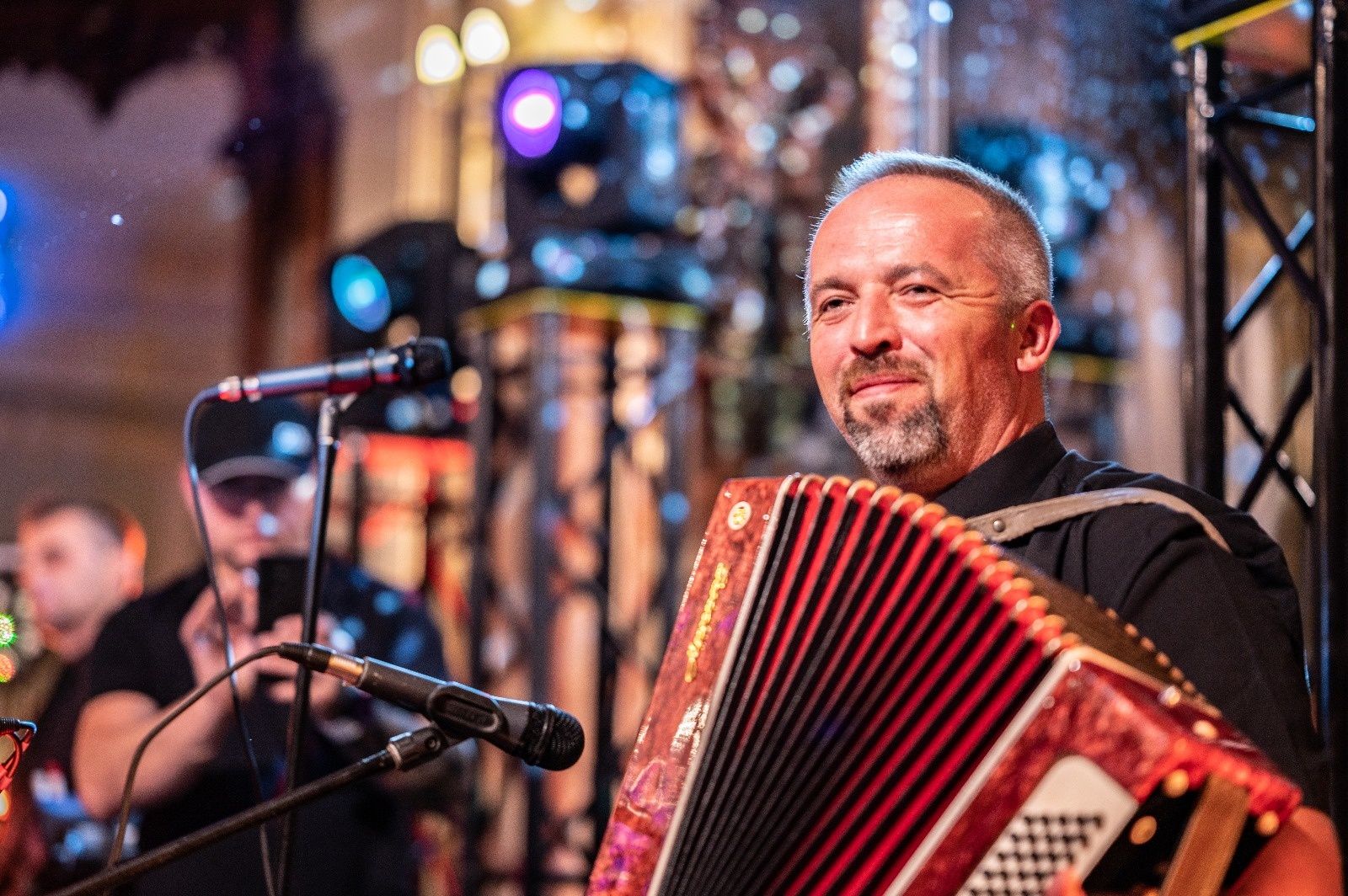 DJ Simon Vonsky , saksofonista, akordeonista,  konferansjer, wodzirej.