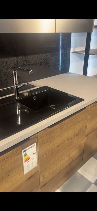 Meble kuchenne z umywalką i baterią