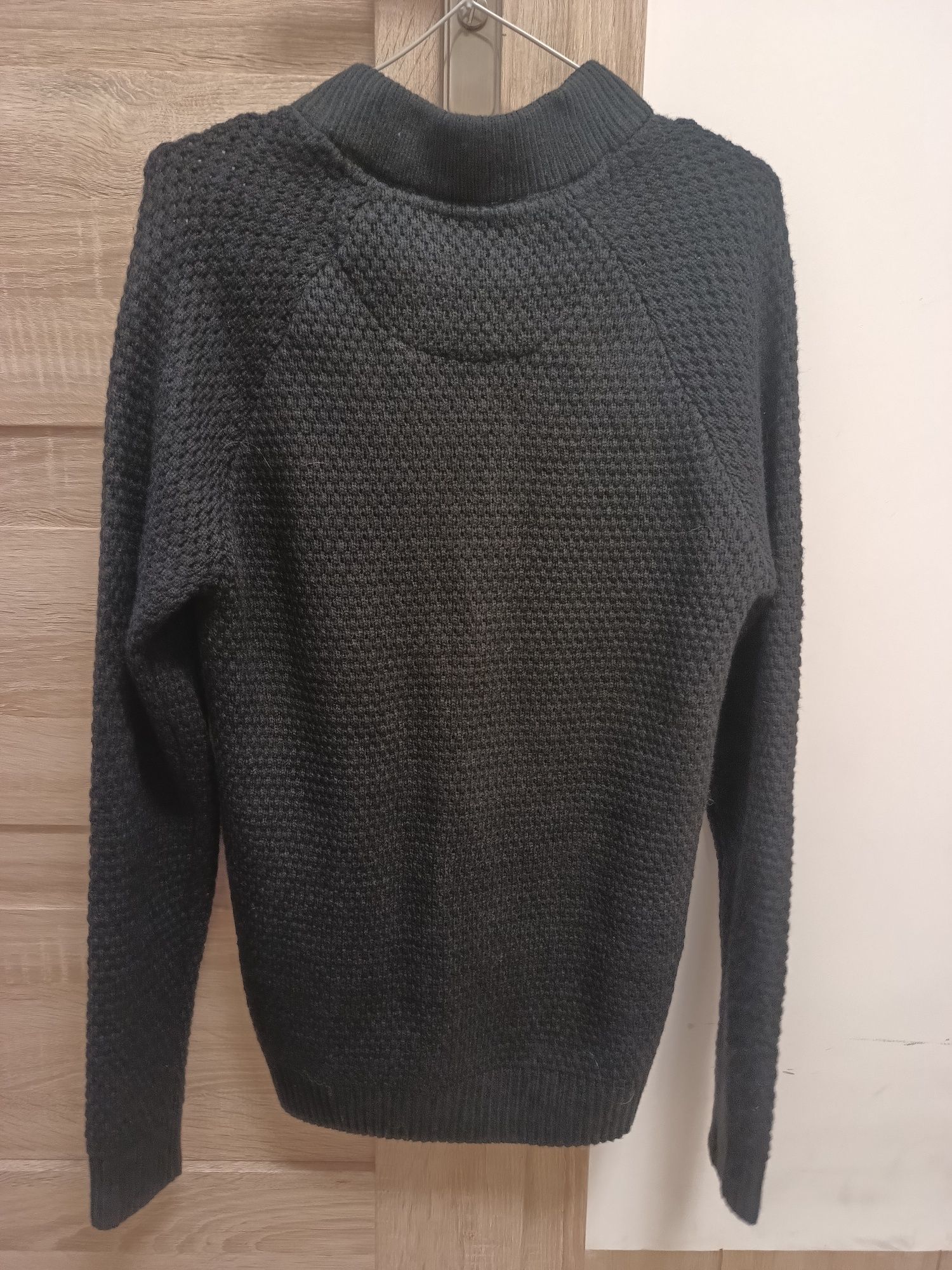 Nowy czarny sweter na suwak w rozmiarze S