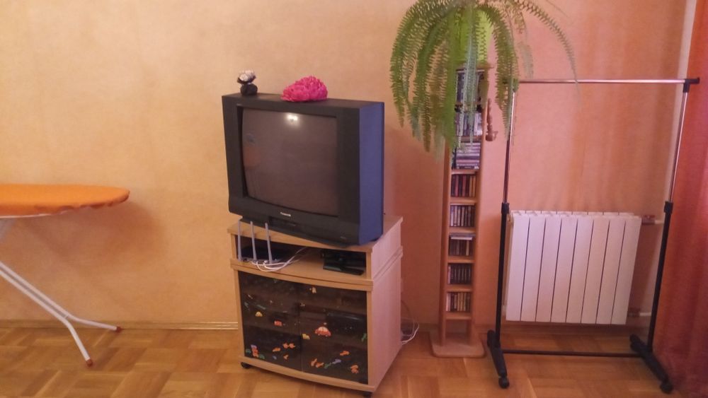 Вітальня 18м^2+лодж дівчині 10хв пішки метро, безпека, турбота,затишок