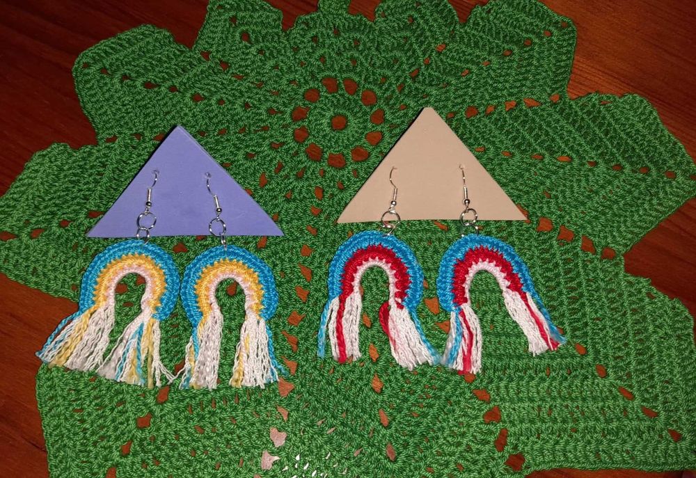 Brincos feitos à mão em croché, preço na descrição, cada par