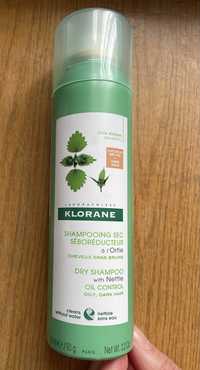 Suchy szampon Klorane do ciemnych włosów pokrzywa