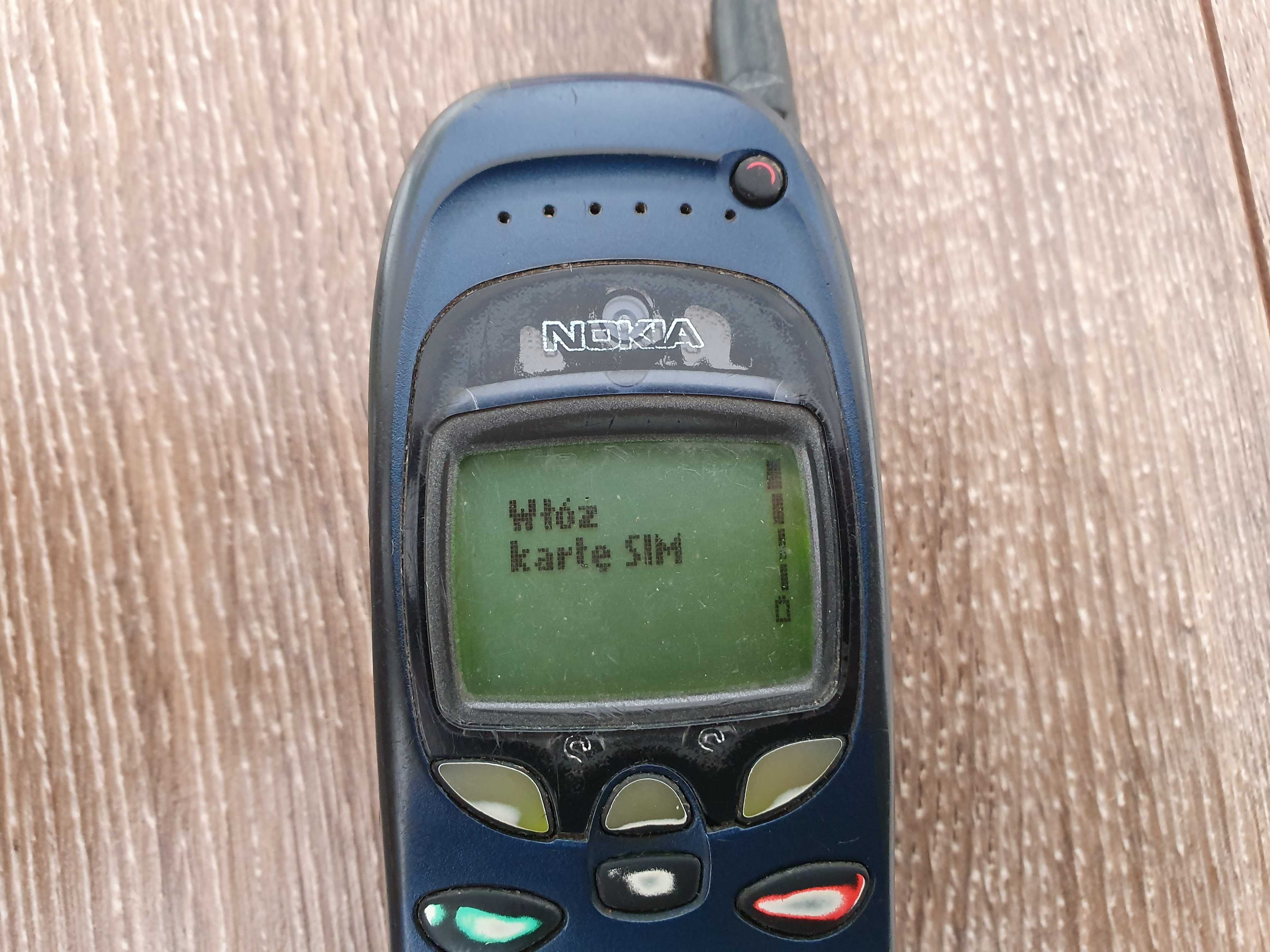 Stary zabytkowy telefon Nokia 6150 sat