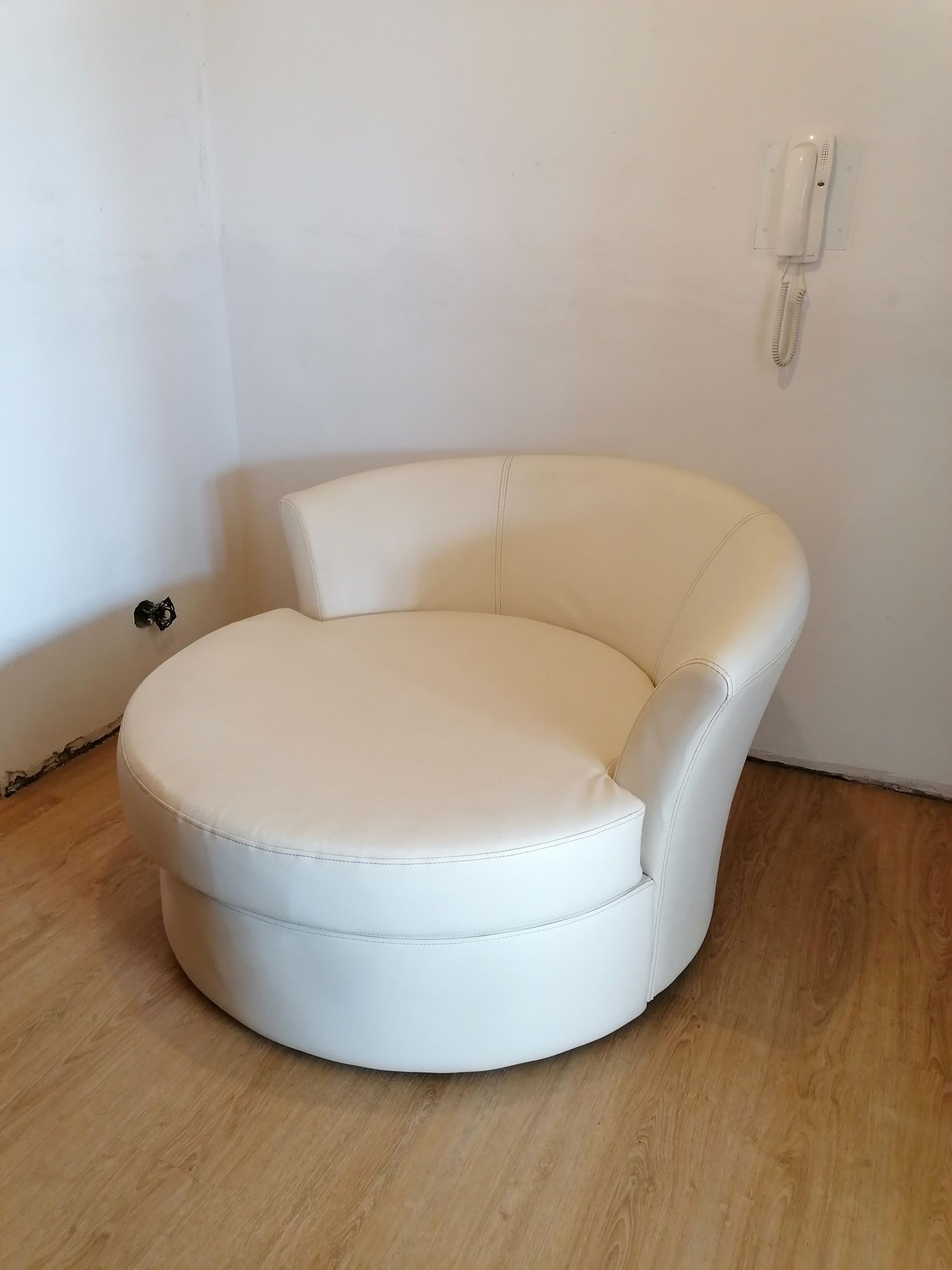 Sofá redondo cor branco creme cru Area Store