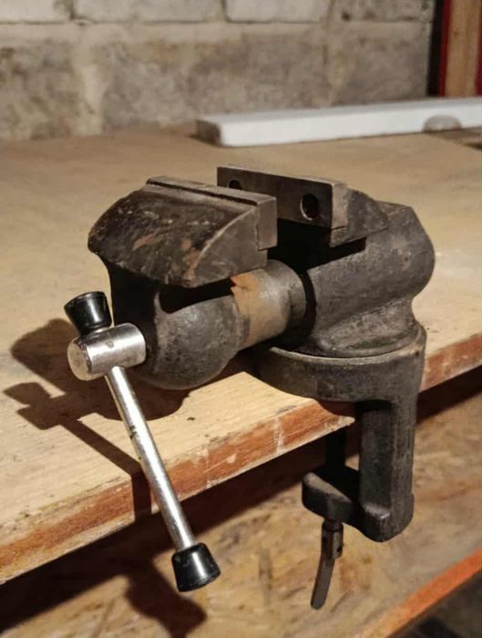 Małe, obrotowe imadło ślusarskie