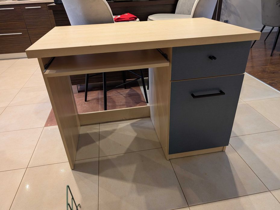 Biurko z półką na klawiaturę