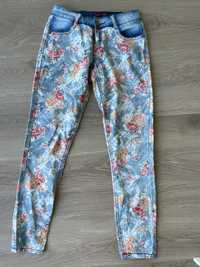 Spodnie w kwiaty ze wstawka jeansu