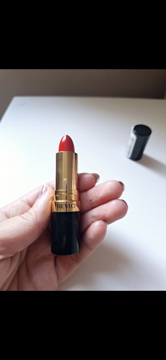 Batom vermelho/ encarnado