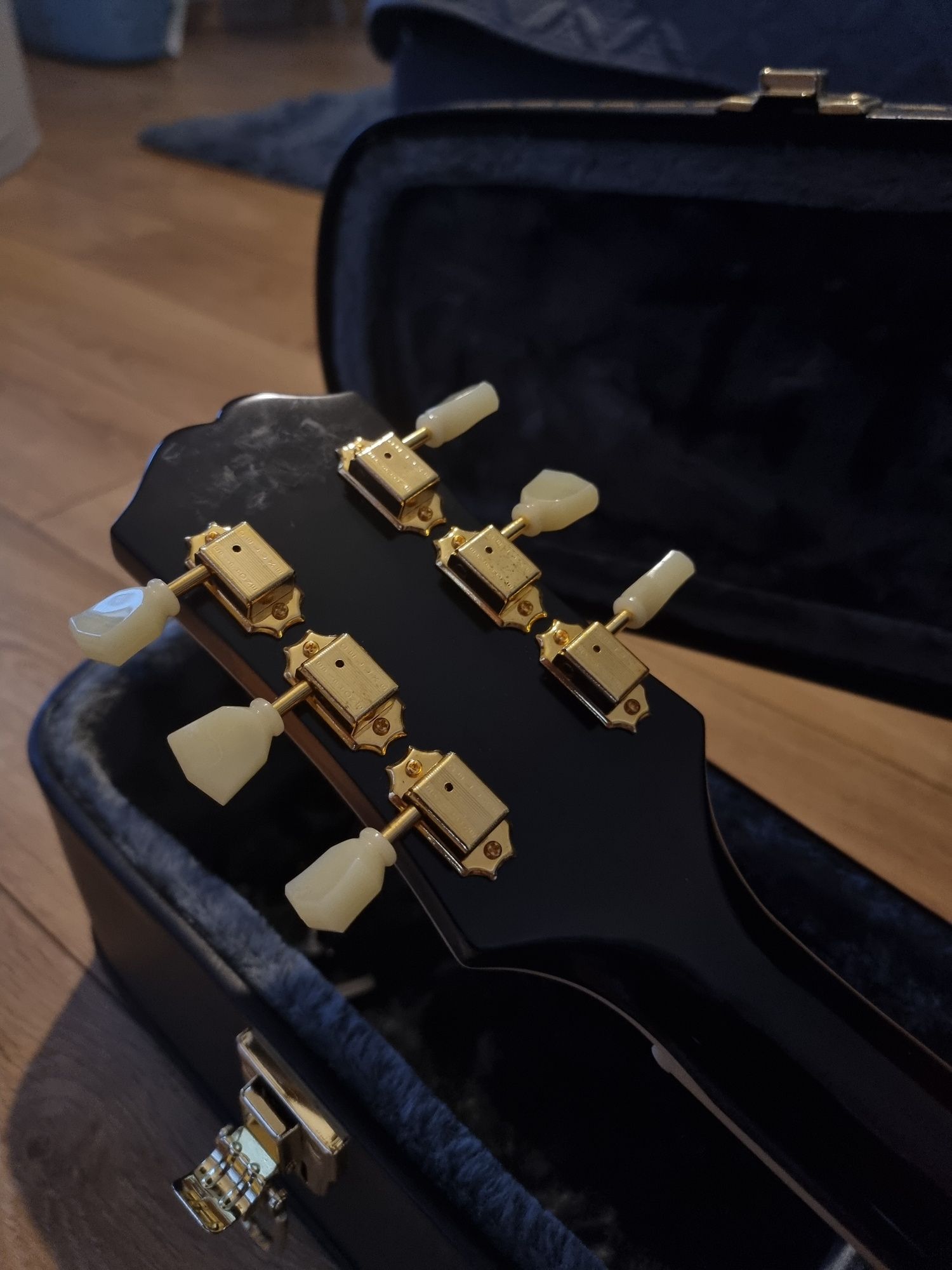 Epiphone J-200 Inspired by Gibson.