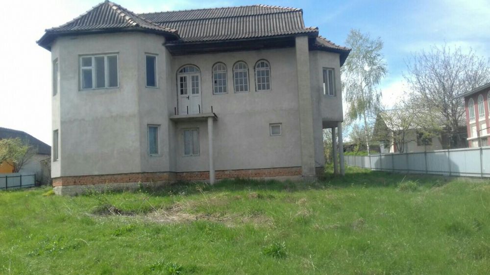 Будинок з гаражем в селі Остапківці