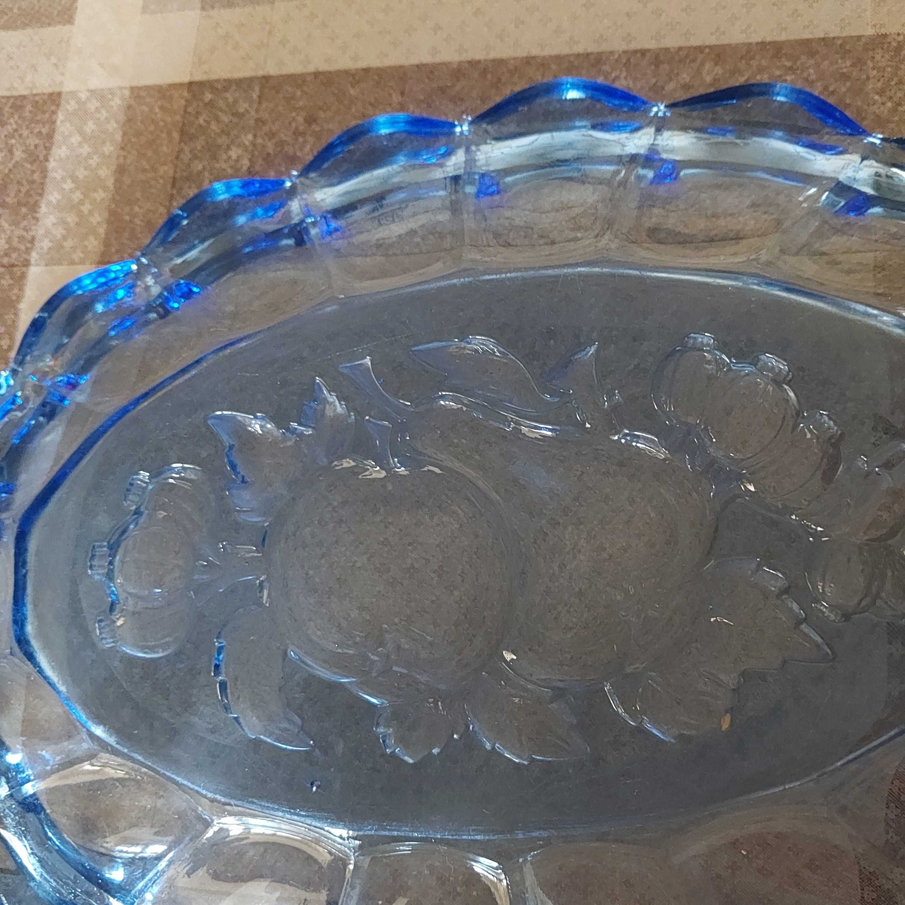 Taça em vidro azul ovalada