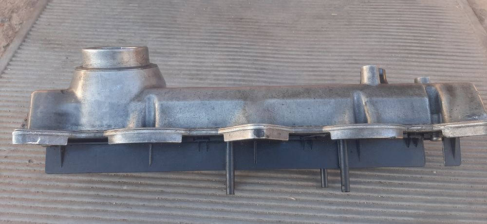 Подам кришку клапанов.