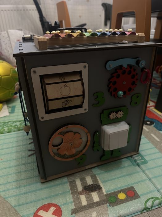 Бізікуб сірого кольору