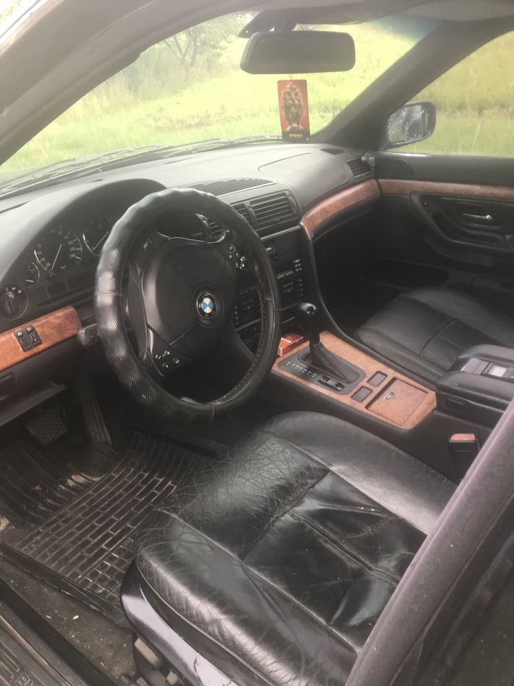 Продам BMW E38 газ. Бензин