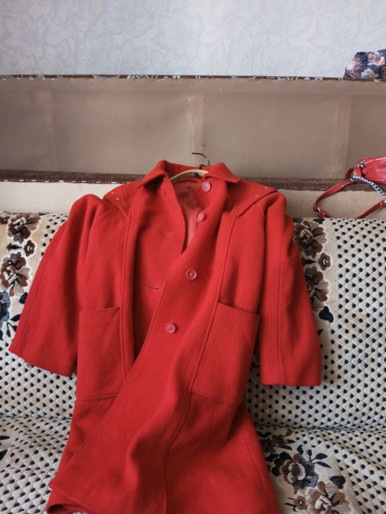 Продам червоне пальто весна осінь