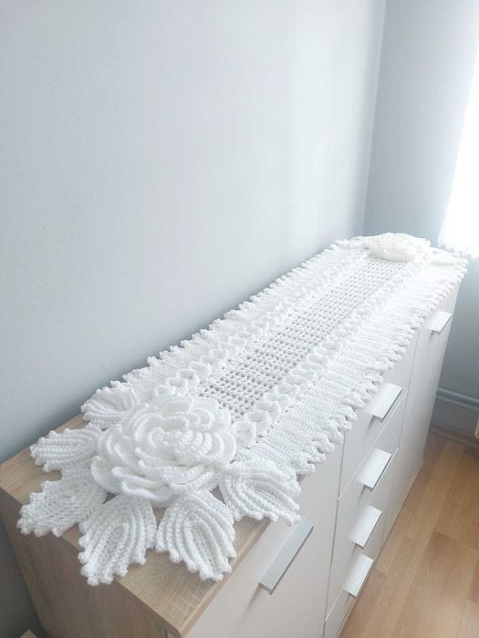 Bieżnik/obrus z różami 3D na szydełku