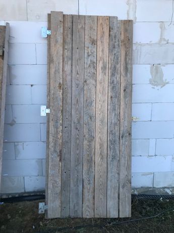 Drzwi budownale solidne drewniane z kłódka Gerda