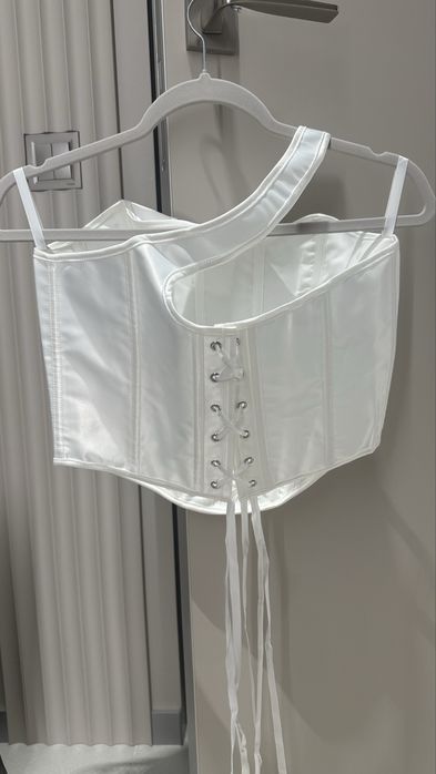 Корсет белый, ткань атлас, сзади шнуровка