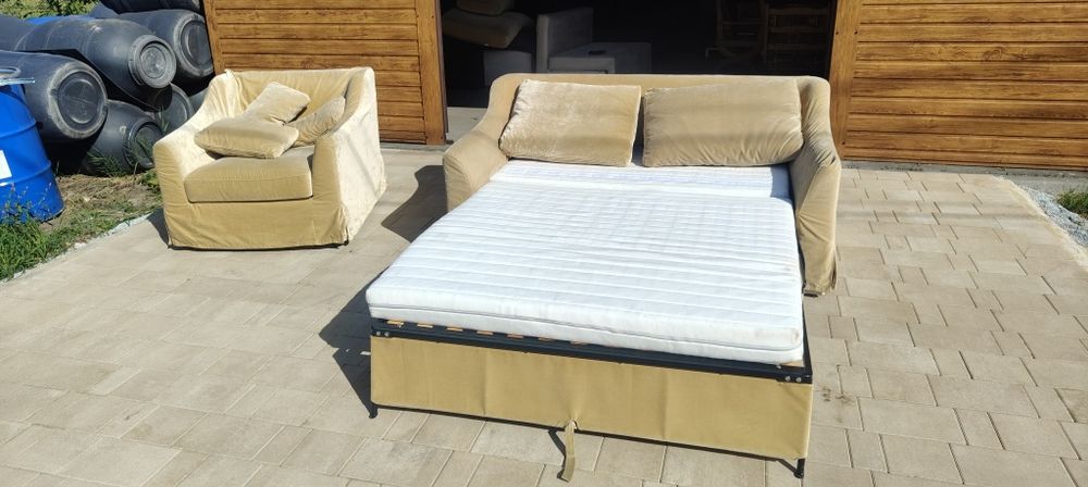 Sofa z funkcją spania i fotel.