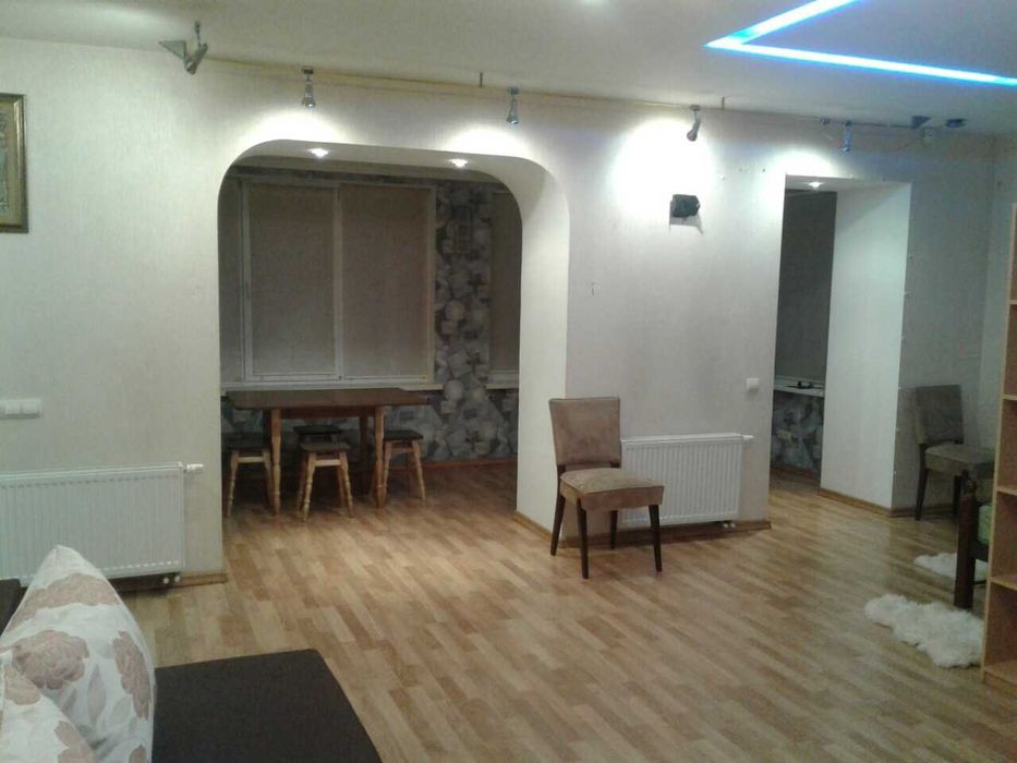 Розкішна студія. Центр. Житній ринок, вул. Лятошинського. Документи