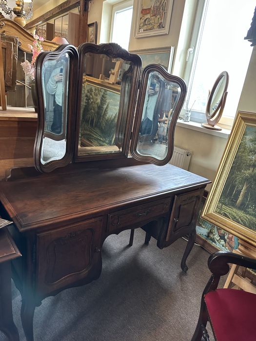 Drewniana toaletka ludwikowska