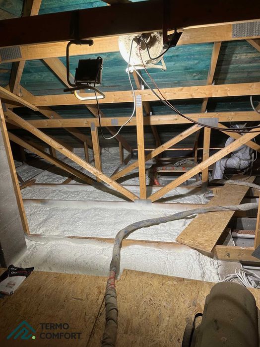 Ocieplanie piana PUR - Izolacje poddaszy pianką i celuloza Isocell