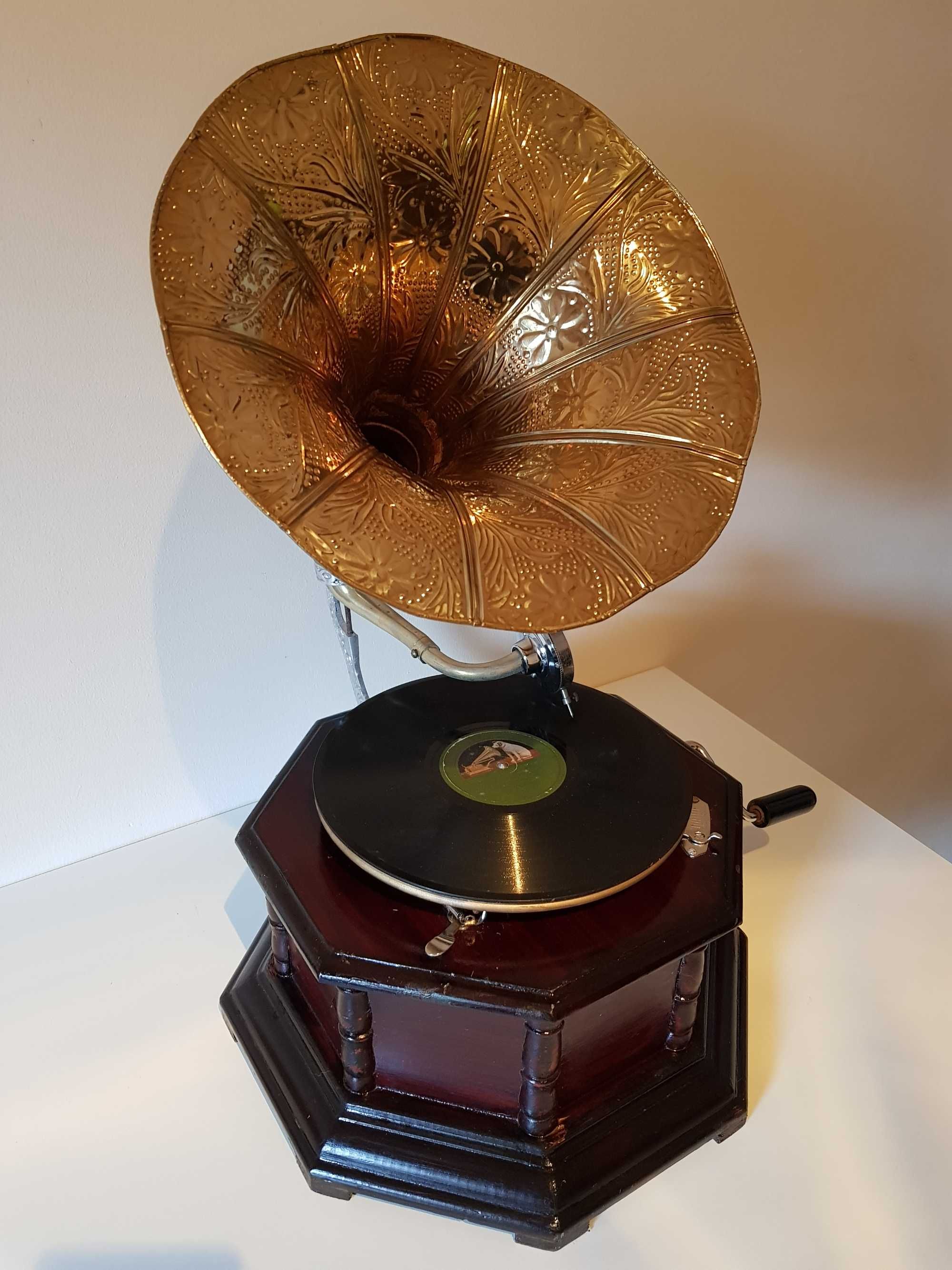 Gramofon drewniany z mosiężną trąbą