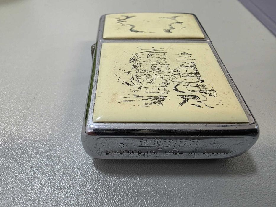 Zippo — Isqueiro “Scrimshaw Cream Panel”, cromado 1992, código G VIII