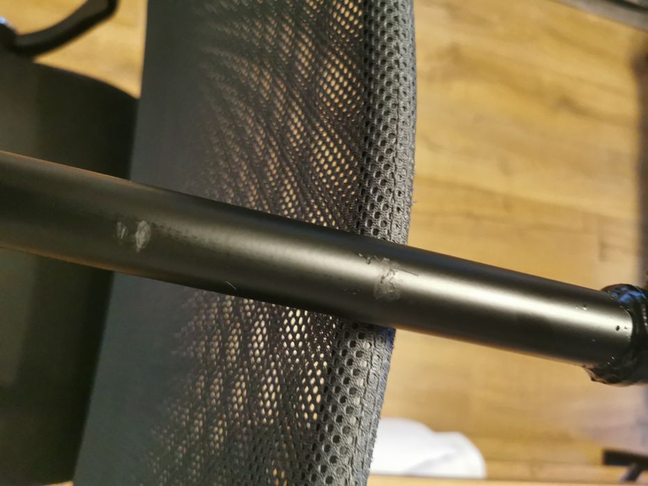 Solidny, metalowy, podwójny wieszak. Stabilne wytrzymałe kółka