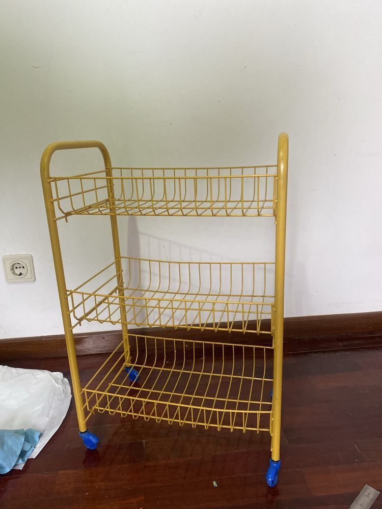 Carrinho amarelo arrumação