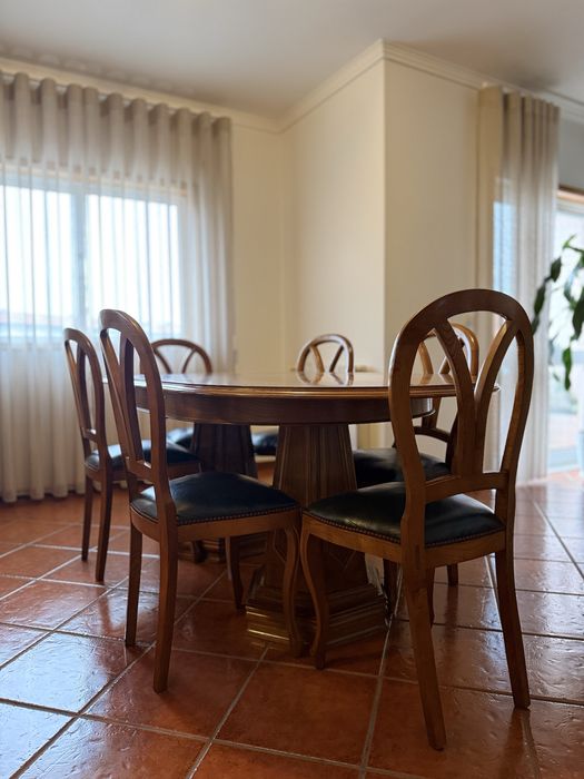 Cadeiras em madeira maciça