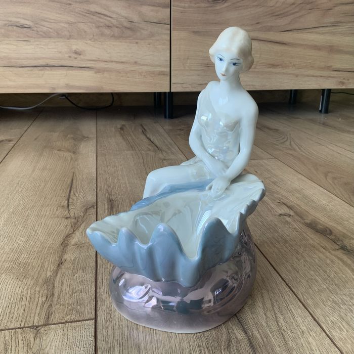 Figurka porcelanowa - dama z muszlą