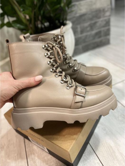 Бежеві черевики на шнурівці з натуральної шкіри ,38р