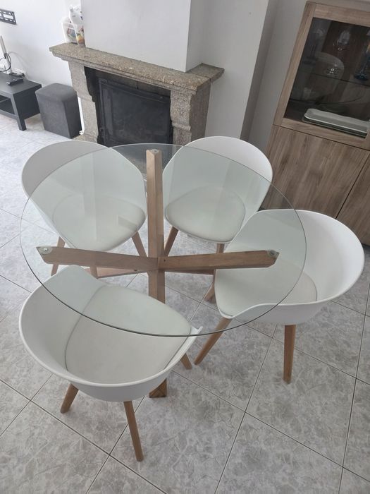 Conjunto mesa e 4 cadeiras