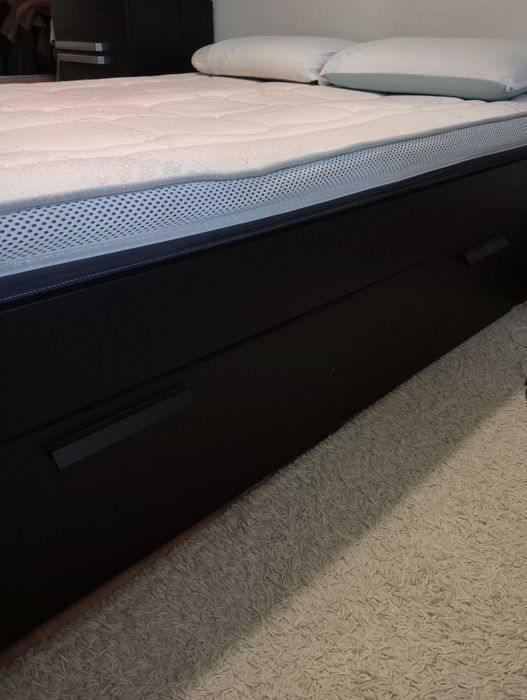 Cama de casal e duas mesas de cabeceira