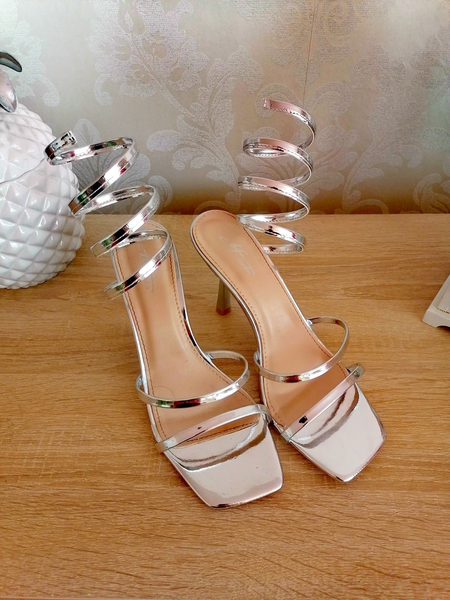 Eleganckie srebrne szpilki sandały wesele 39