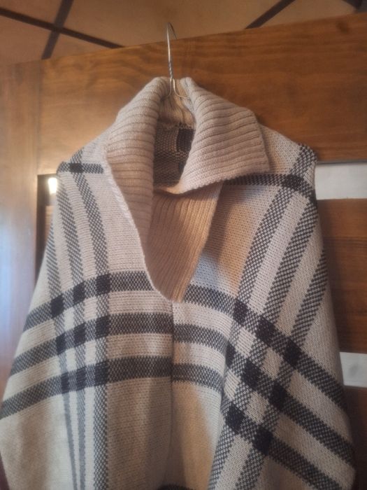 Ponczo damskie,ciepłe 100%akryl rozm.M/L,stan bardzo dobry.