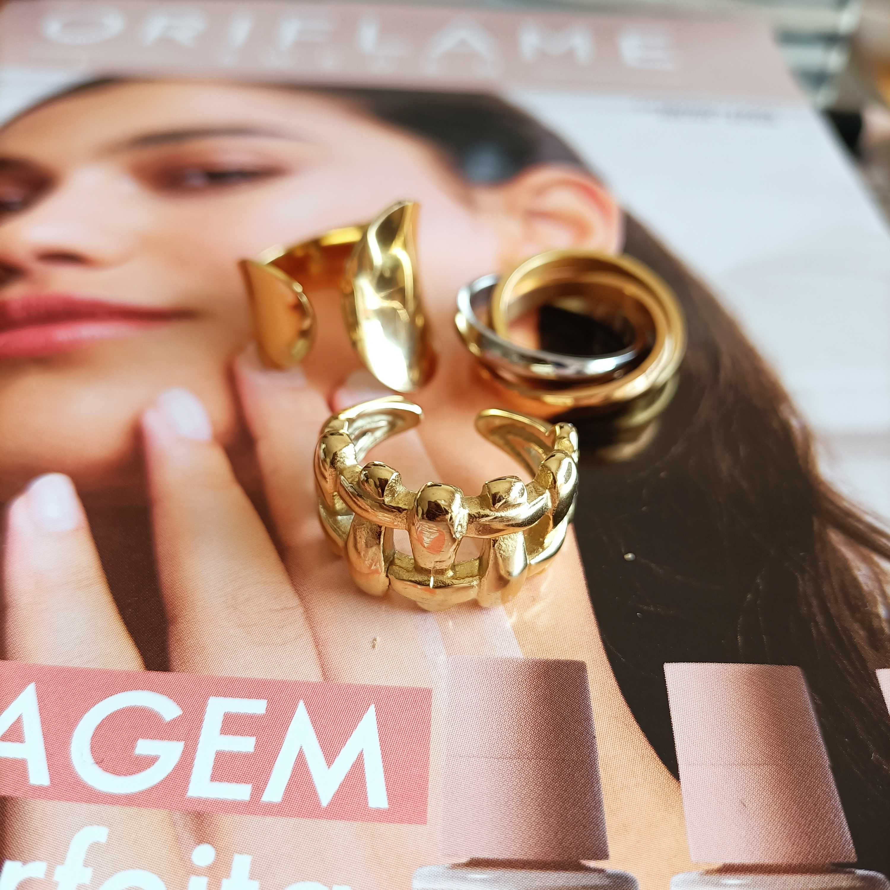 Conjunto de três anéis em aço.